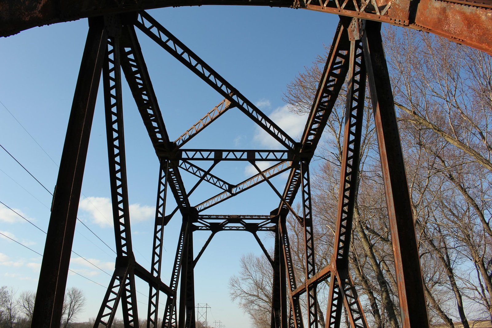 Upper lateral bracing
